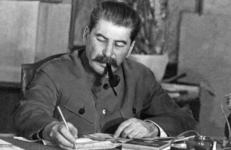 Stalin müharibə xəbərini eşidəndə niyə qaçdı? 