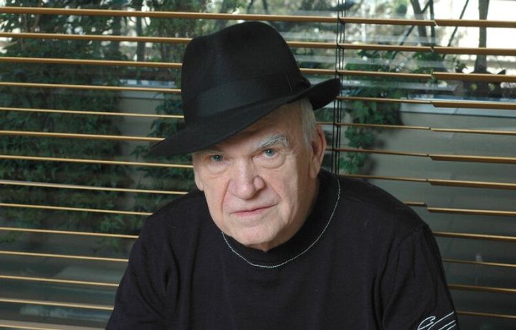 Milan Kundera Çexiya vətəndaşlığını qəbul edib