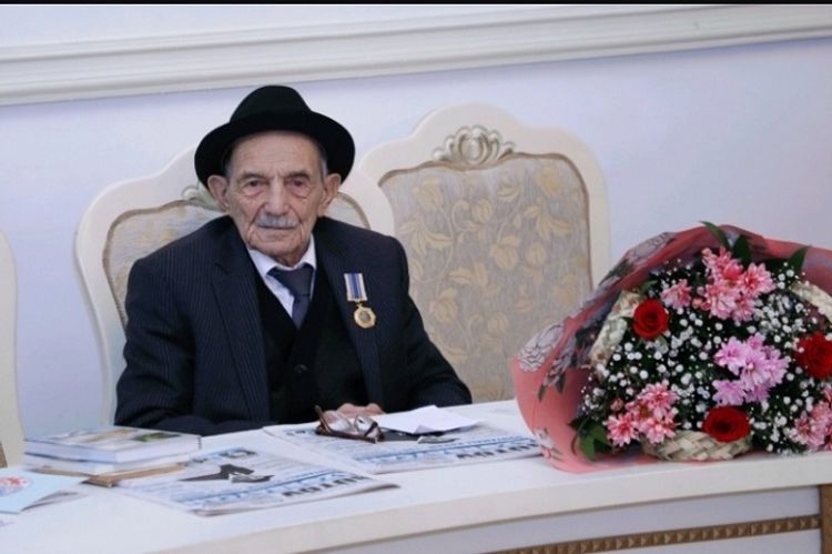 100 yaşlı şair AYB-də yubleyinə qatıldı