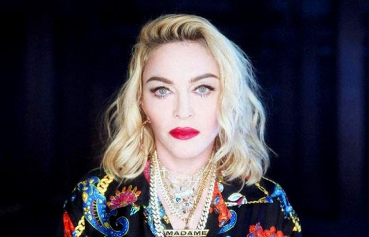 Madonna səhnədə yıxıldı