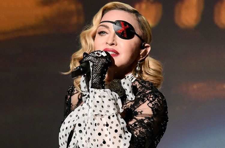 Madonna özü haqqında film çəkir