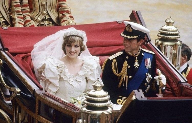 Şahzadə Diananın gəlinliyi sərgiyə çıxcarılıb