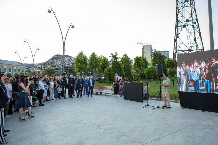 Nəşriyyat dəniz kənarında sərgi açdı 