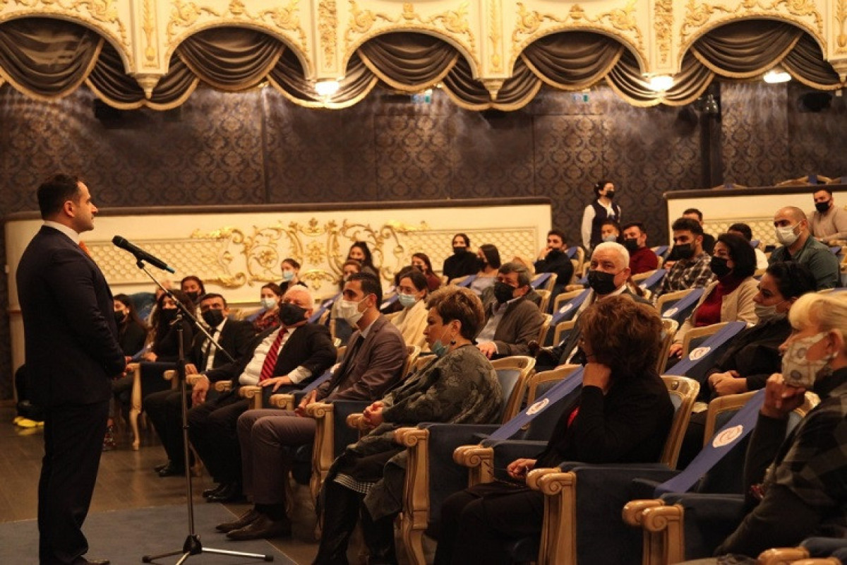 Nazir müavini Musiqili Teatrın kollektivi ilə görüşdü