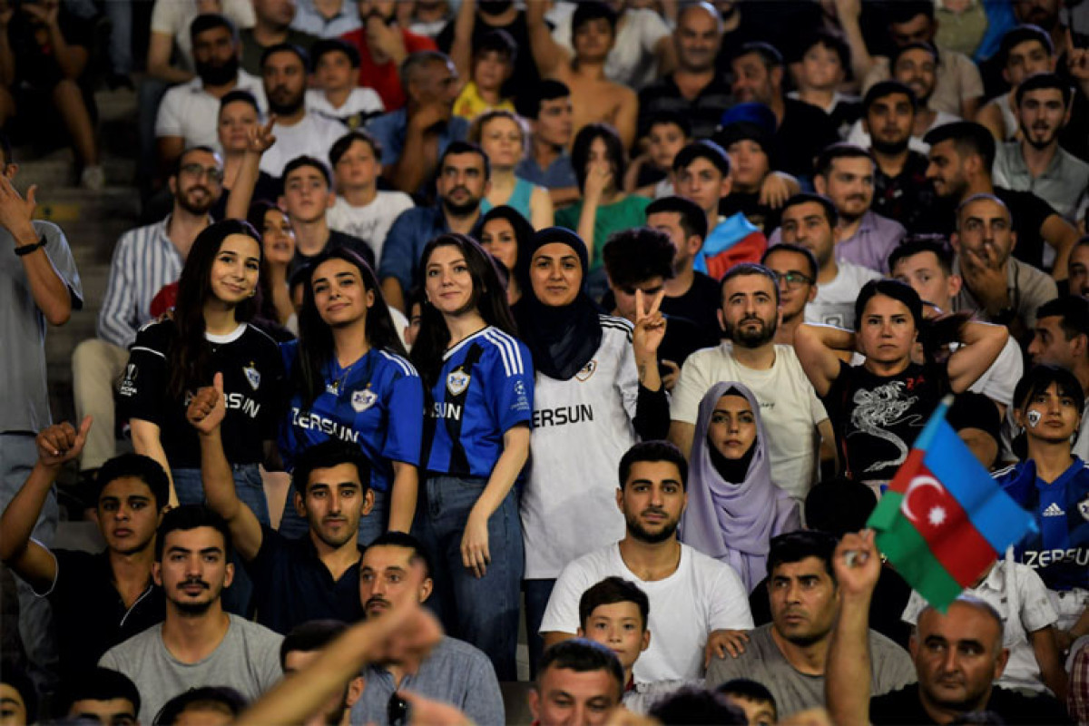 Polislərin apardığı biletsatan, stadionu ayağa qaldıran uşaq, qazanla gəzən müxbir – Reportaj 