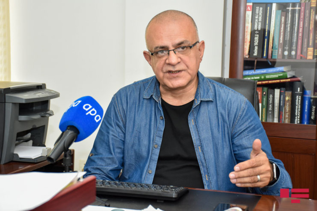 Elçin Mirzəbəyli, Əməkdar jurnalist, şair