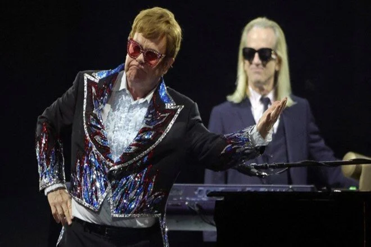 Elton Con musiqi ilə vidalaşır 