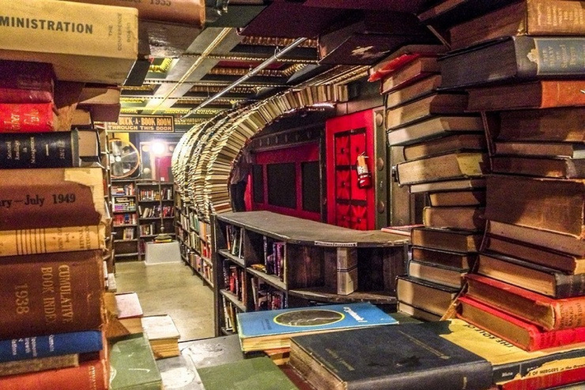 Улицы книг магазин. The last bookstore, Лос-Анджелес. Старинный книжный магазин. Необычные книжные лавки. Магазин антикварных книг.
