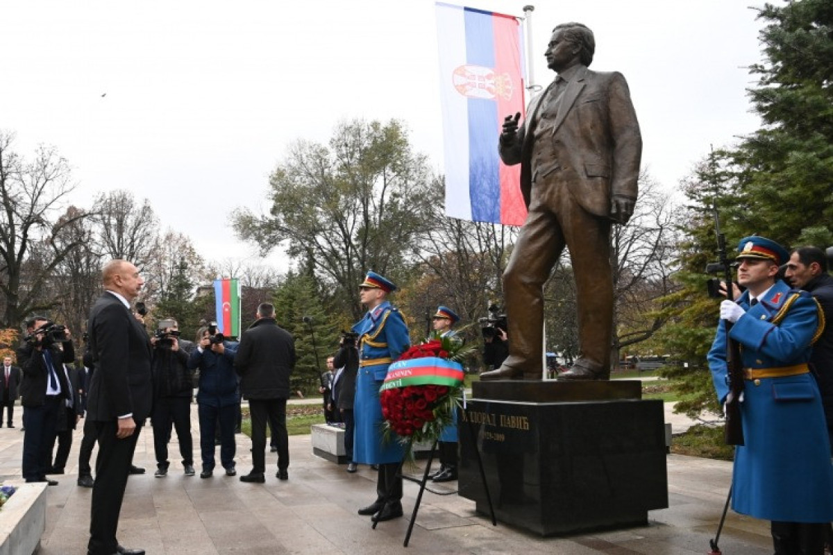 Prezident İlham Əliyev şair Milorad Paviçin abidəsini ziyarət etdi 