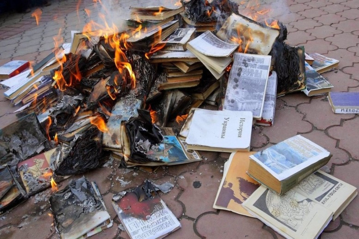 Bombalanan kitabxanalar, yandırılan rus kitabları, müharibə qurbanı olan ədəbiyyat  - Ukraynadan reportaj 
