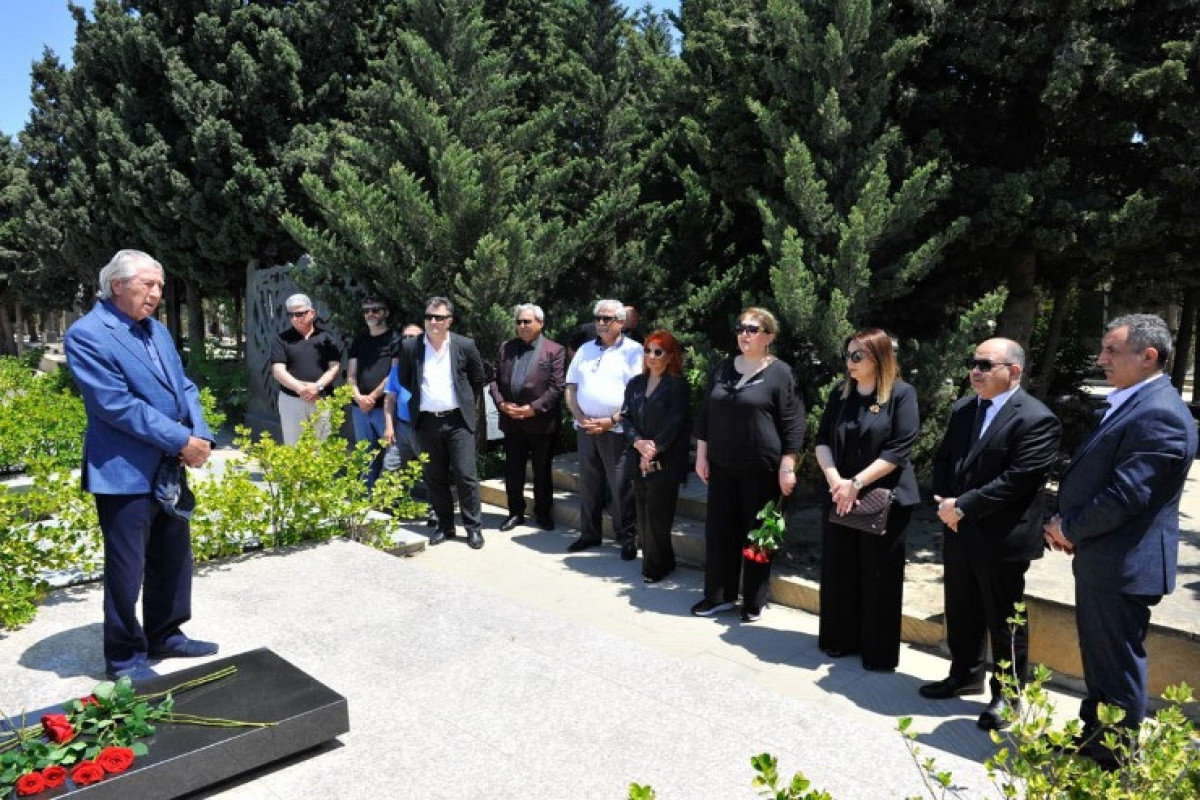 “Azdrama”nın kollektivi Siyavuş Aslan və oğlunun məzarlarını ziyarət etdi 