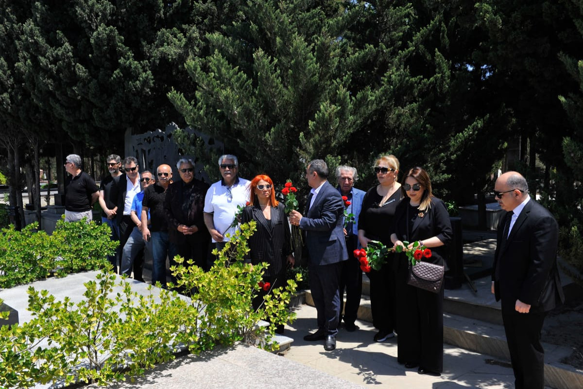 “Azdrama”nın kollektivi Siyavuş Aslan və oğlunun məzarlarını ziyarət etdi 