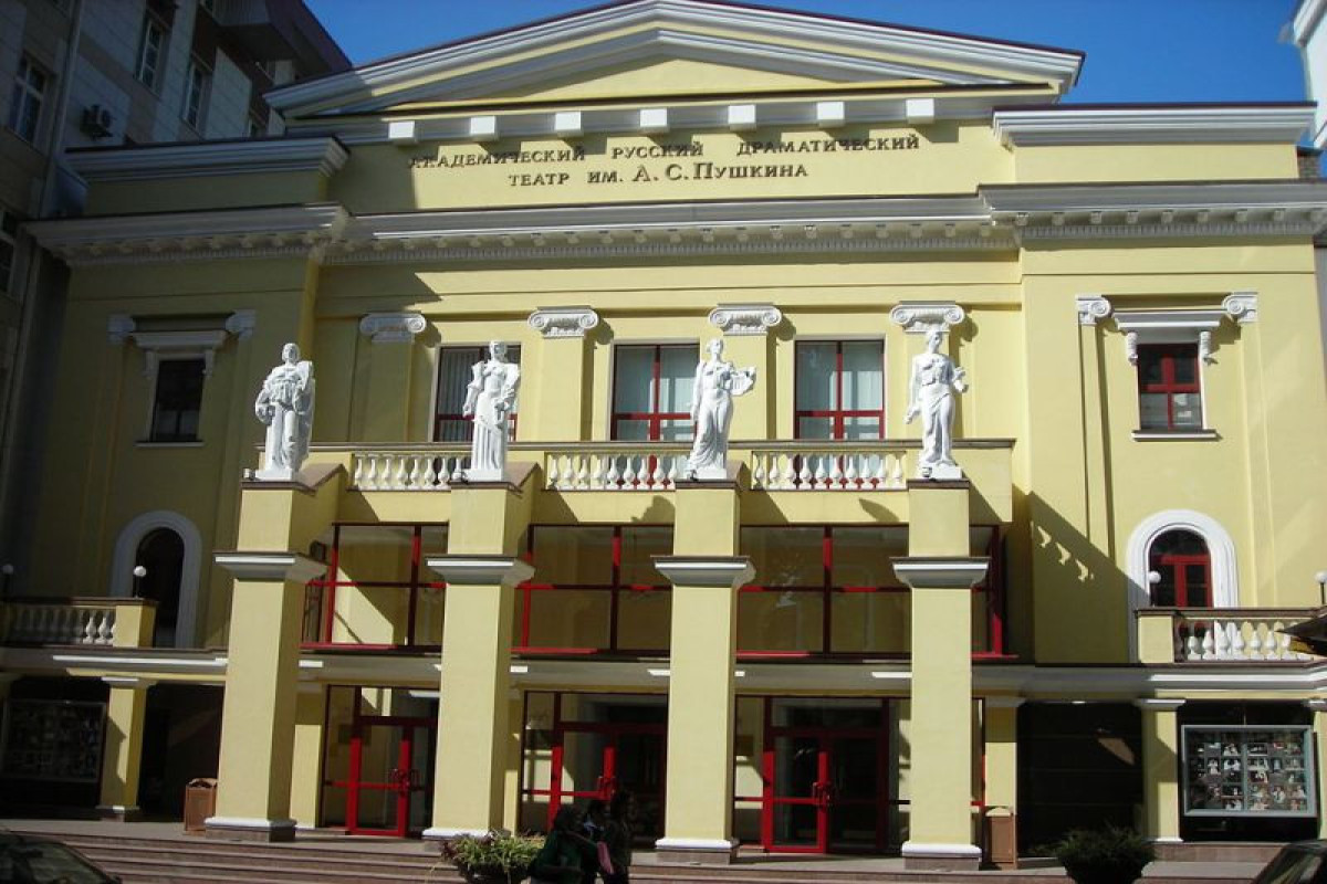 Ukraynada Puşkinin adı bu teatrın fasadından silindi 