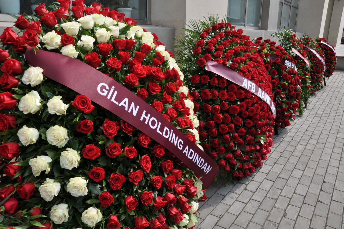 "Gilan Holdinq"in kollektivi Ümummilli Lider Heydər Əliyevin məzarını ziyarət etdi 