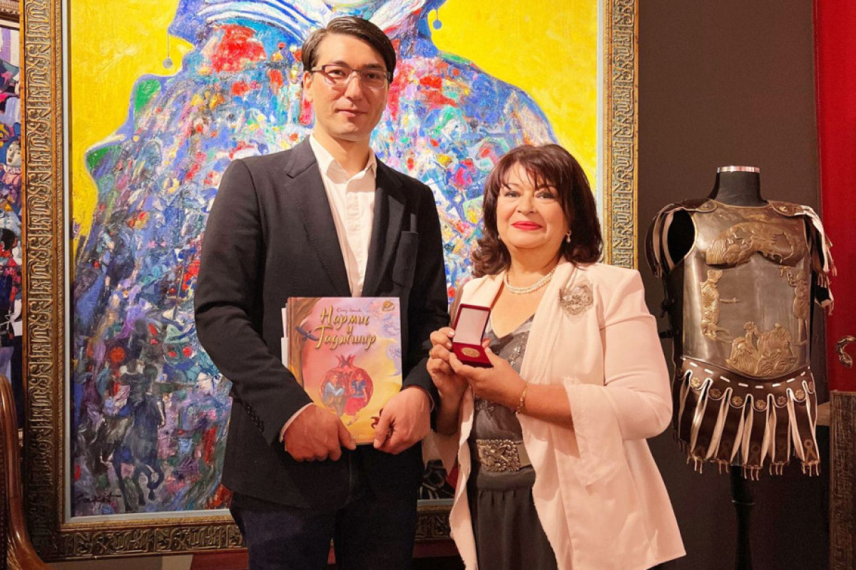 Azərbaycanlı yazıçıya Aytmatov medalı təqdim edildi 