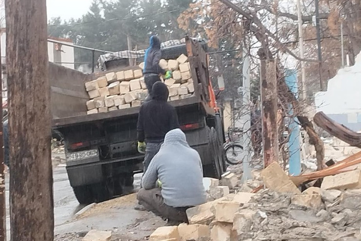 Evini tərk etməyən sakin, polisə düşən köşk sahibi, merin məktubu - Sökülən məhəllənin "bazarkom"u 