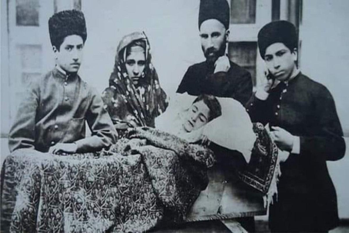 Hacı Zeynalabdin Tağıyevin oğlunun tabutu önündə fotosu 