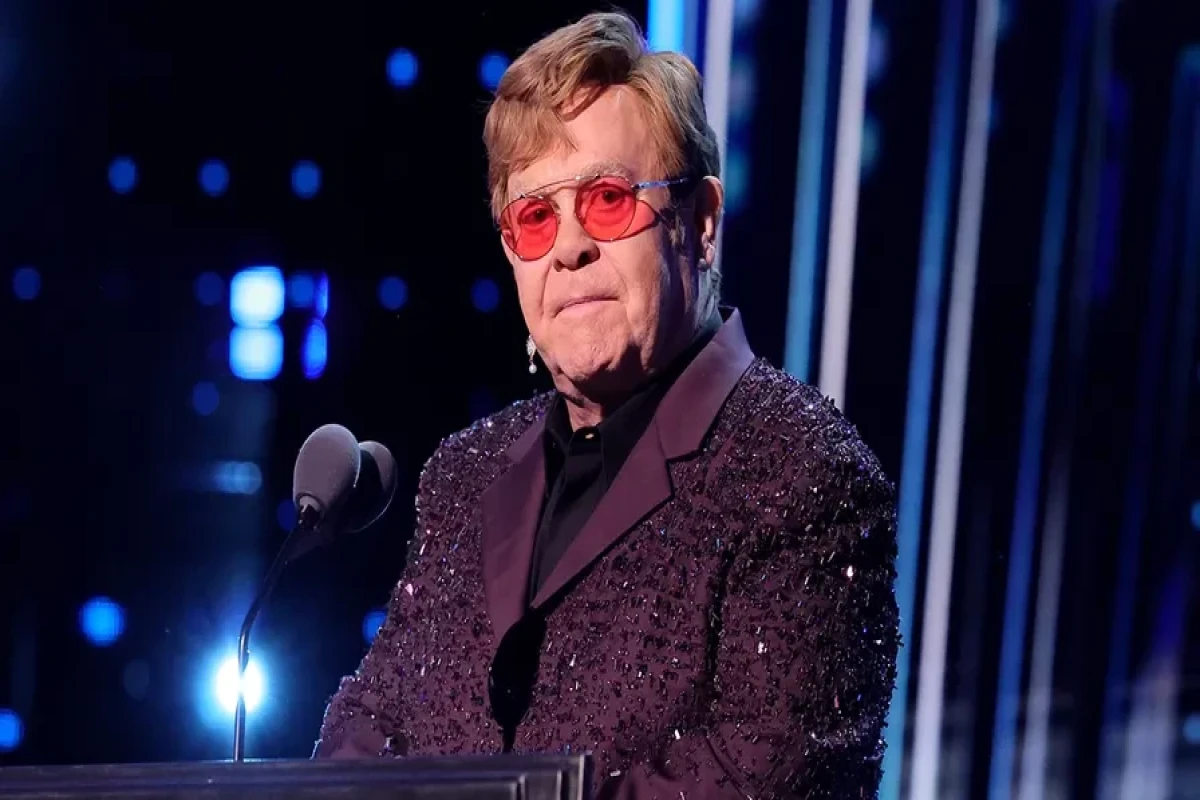 Elton Con kor olduğunu açıqladı 