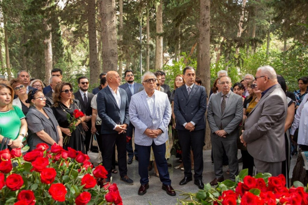 Üzeyir Hacıbəylinin məzarı ziyarət olunub 