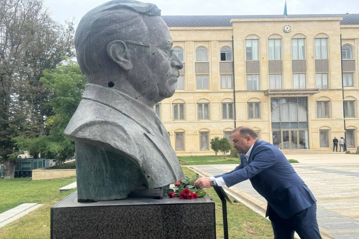 Şuşada güllələnmiş heykəllər ziyarət olunub 