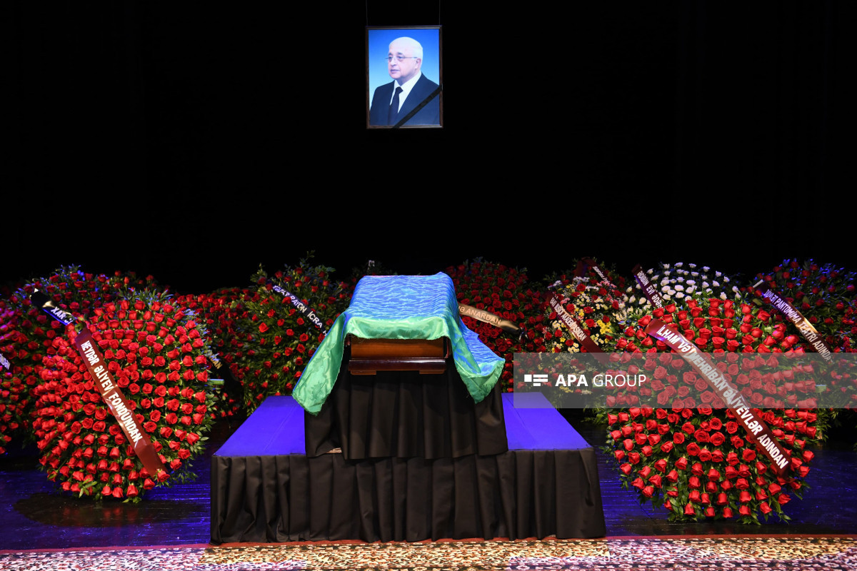 Xalq yazıçısı Elçin Əfəndiyevlə vida mərasimi keçirilir 