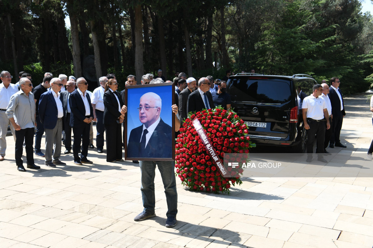Kim ayırd edə bilər göz yaşının təyinatını? – Xalq yazıçısı Elçinin dəfnində... 