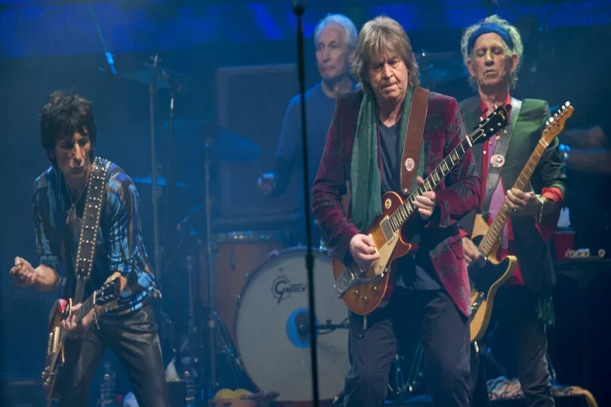 Sabiq "Rolling Stones" üzvü oğurlanmış gitarasının muzeydə sərgiləndiyini iddia edir 