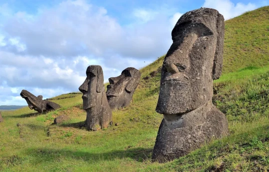 Çilidə Moai heykəlləri...