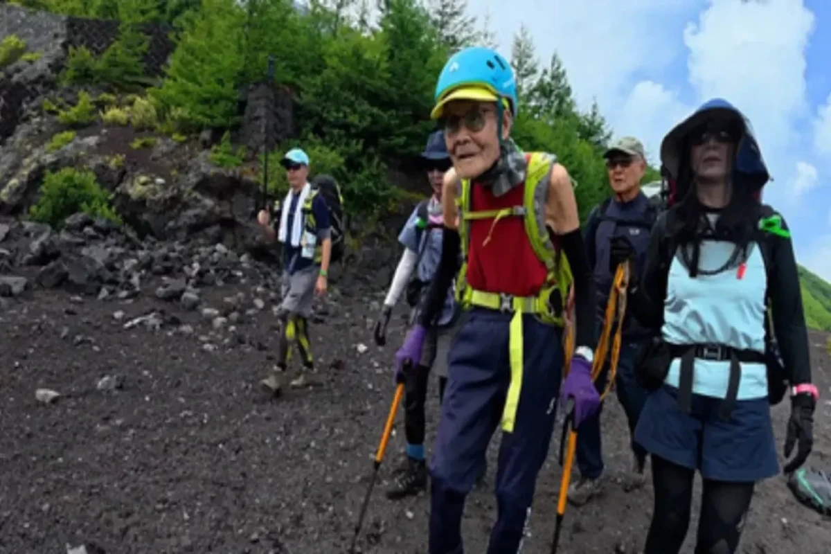 Yaponiyanın 102 yaşlı alpinisti   Fuji dağının zirvəsində
