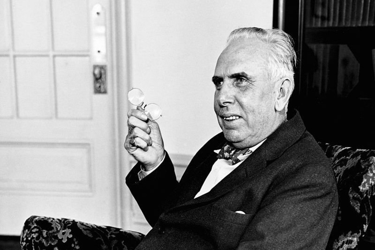 Kommunist Partiyasına üzv olan amerikalı yazıçı -  Drayzeri hansı  əsərinə görə əxlaqsızlıqda günahlandırmışdılar?  