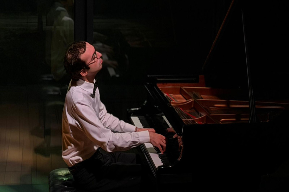 Parisdə azərbaycanlı pianoçu Eldəniz Ələkbərzadənin konserti oldu 