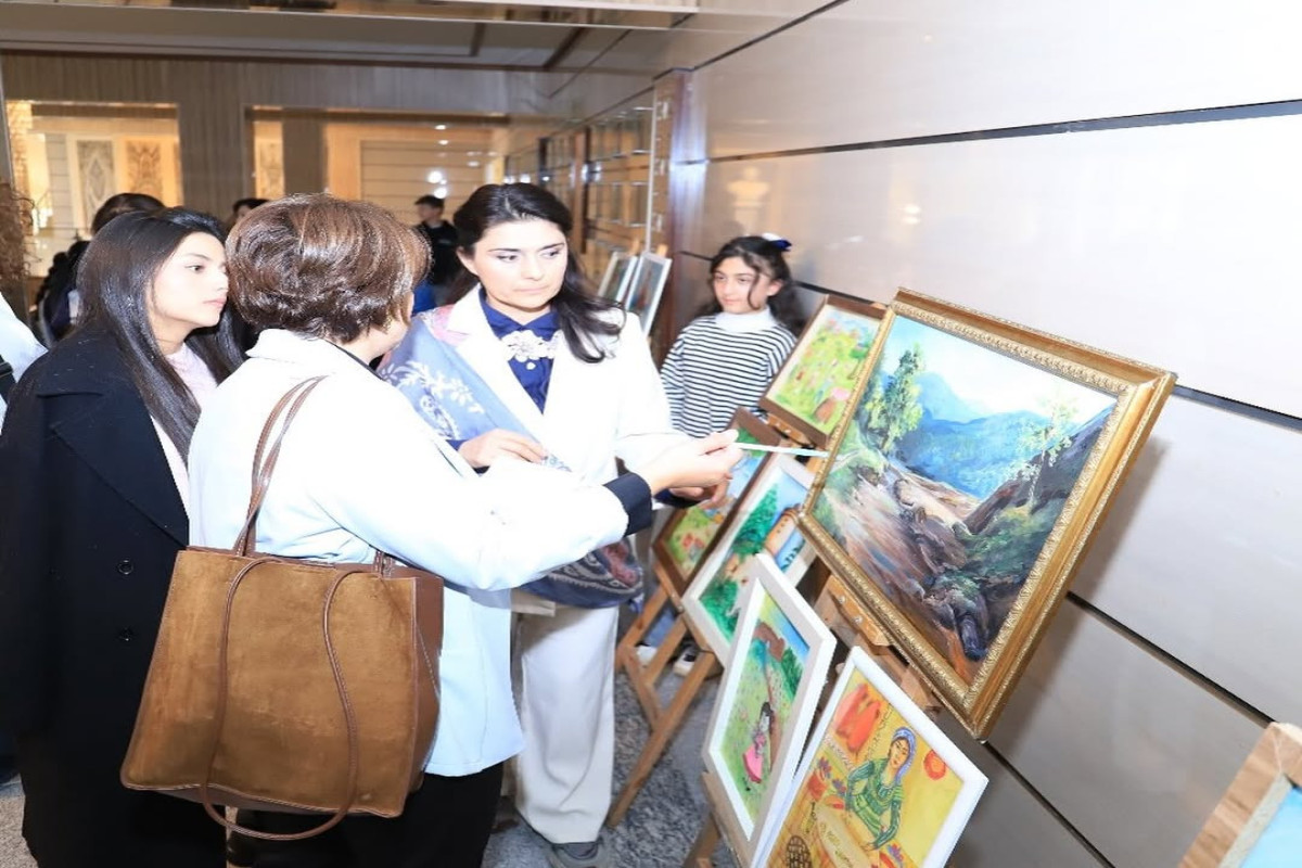 İncəsənət Kollecində “Bir əsrdən artıq yol” adlı sərgi açılıb 