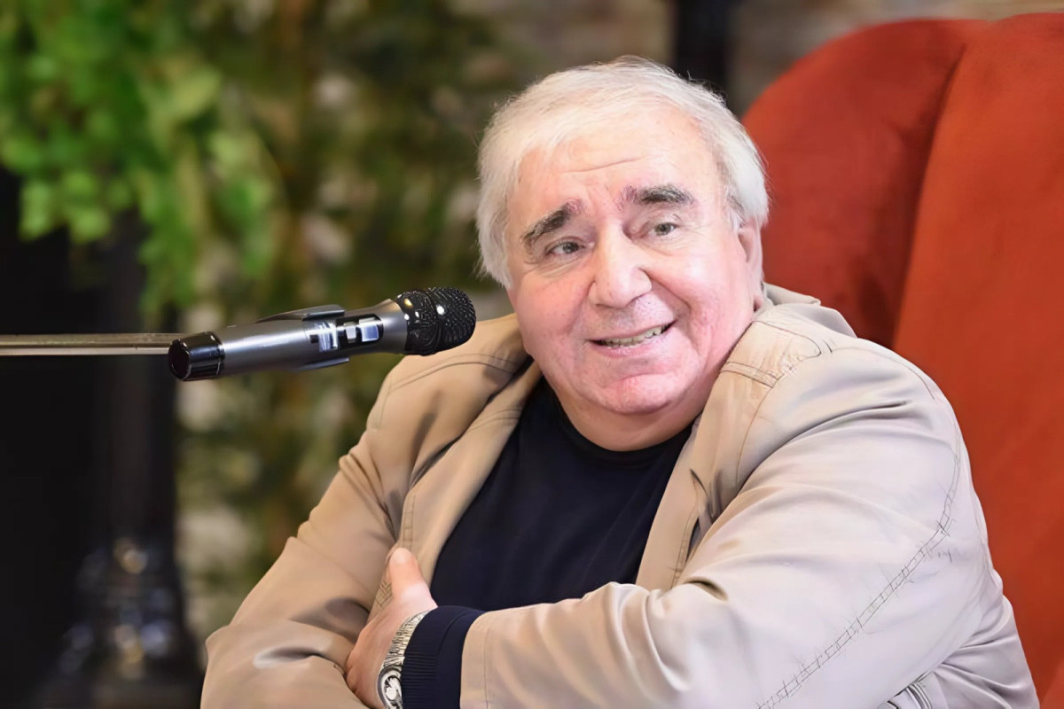 “Bir şeiri də cırıb atdım, uçdu kağız parçaları" - Ramiz Rövşənin ən böyük sirri 