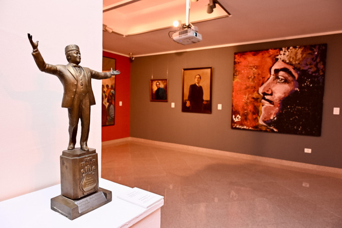 Rəşid Behbudovun yubileyinə həsr olunan "Səsin rəngi”  sərgisi açıldı