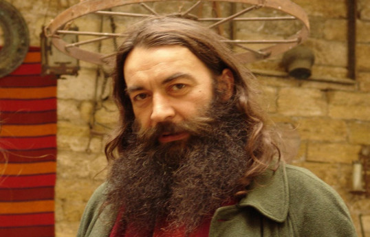 Dünyəvi həyatdan uzaqlaşan...