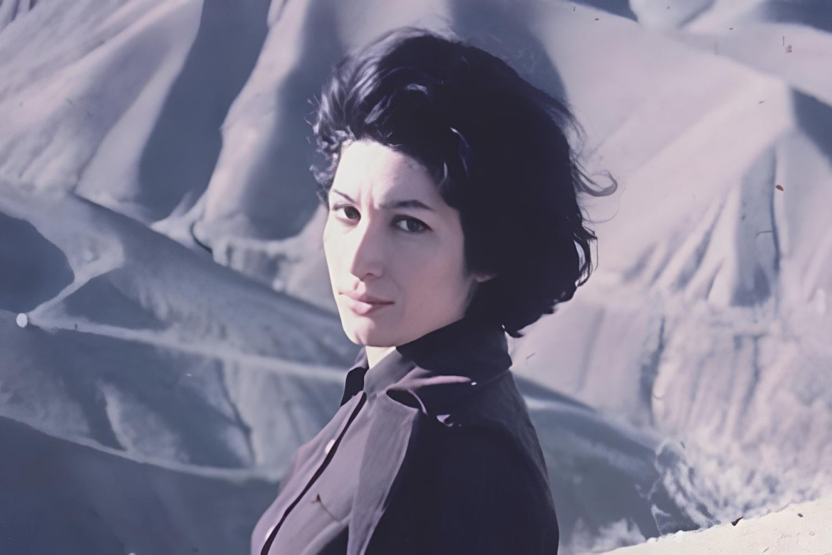 "Həyat iki sevişmə arasındakı fasilədə siqaret yandırmaqdır..." -  Füruğ Fərruxzadın şeirləri  