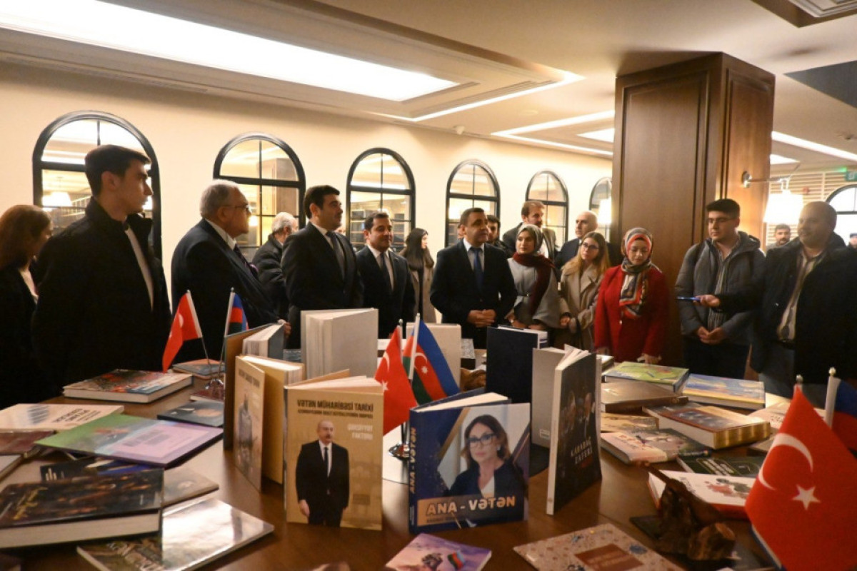 Ankarada Universitet kitabxanasına Azərbaycana aid kitab kolleksiyası  hədiyyə edildi