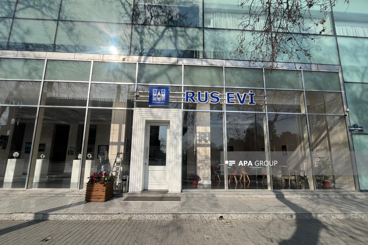 “Rus Evi”nin binasındakı yazılar sökülür 