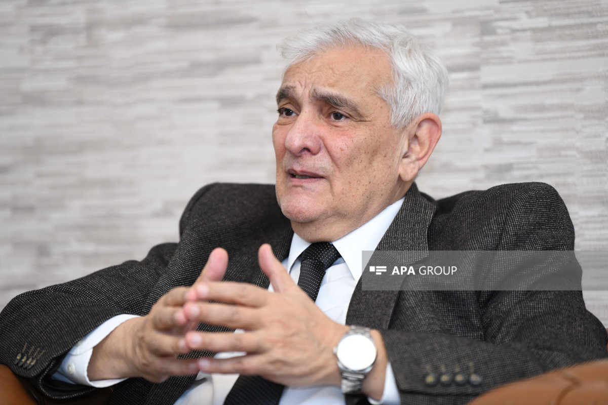 "Çayxanalar mənim həyatımda xüsusi rol oynayıb" - Kamal Abdulla