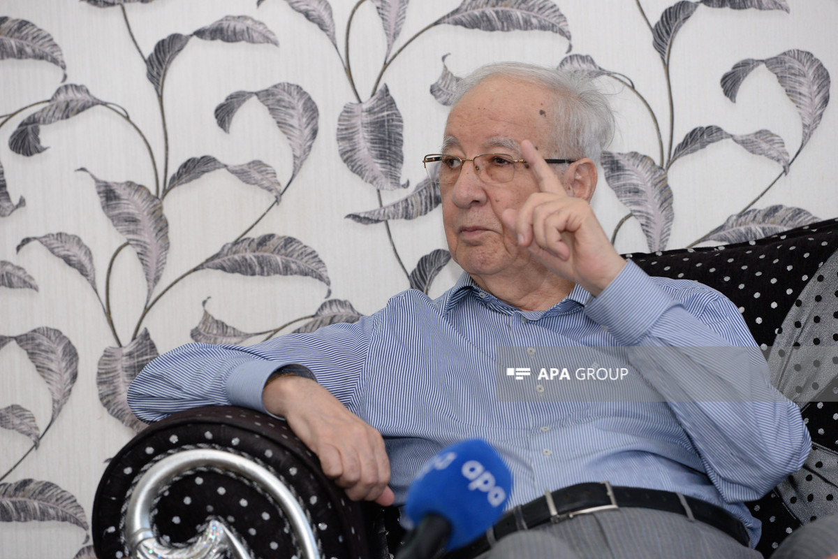 Hidayət:  "Dedilər ki, Bəxtiyar Vahabzadə Ermənistana aid şeir yazıb" - Müsahibə 