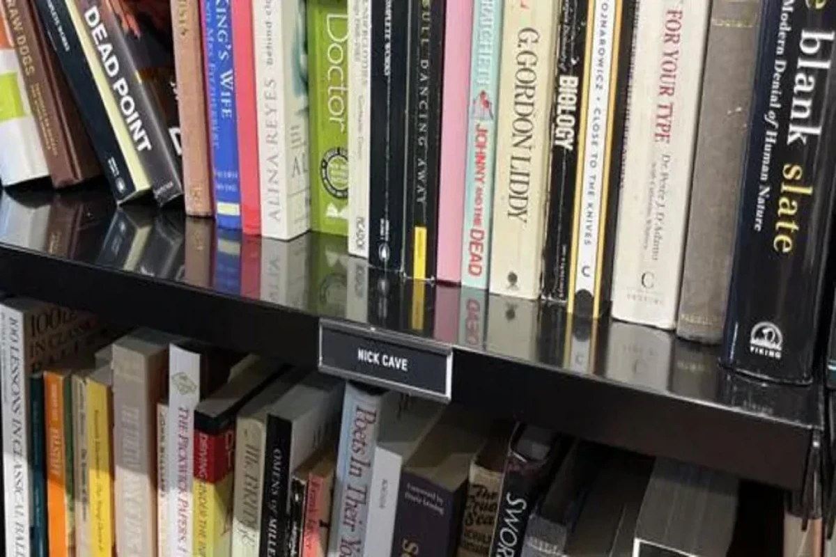 Məşhur yazıçı kolleksiyasını kitab mağazasına bağışladı 