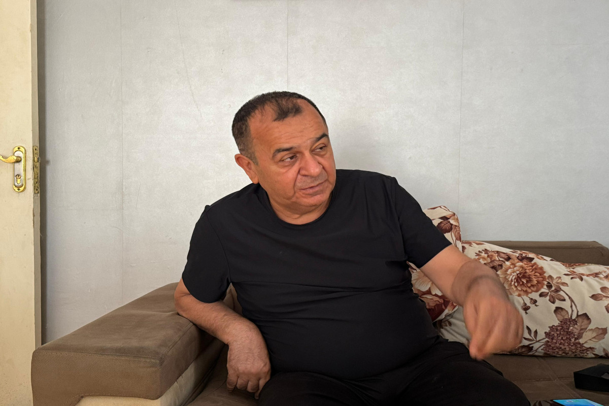 "Küçələri, çayxanaları gəzib satıram" - Corab satmaqla dolanan Allahverdi Yolçuyevlə müsahibə 