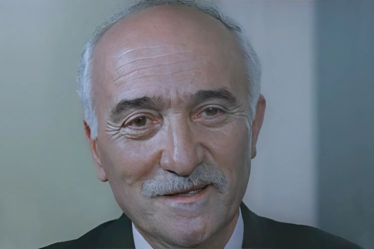 Həyat yoldaşına görə yataq səhnəsini dəyişdirən Xalq artisti kimdir? 