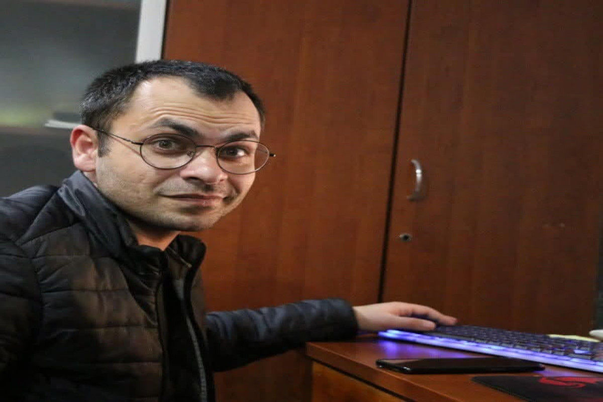 Namaz qılmaq istədim, qulağım “Quran” səsi eşitmədi - Hikmət Orhunun şeirləri 