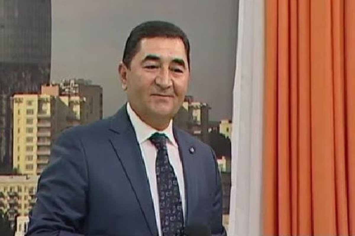 Xalq artisti ayaqqabılarını tərs geyindi 