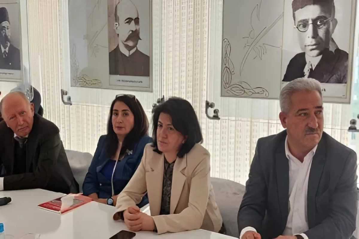 "Azərbaycan" jurnalının kollektivi oxucularla görüşüb