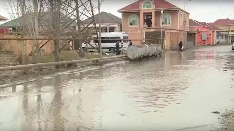 Bakıda palçıq can alır – Təcili yardım bu küçələrə girə bilmir!