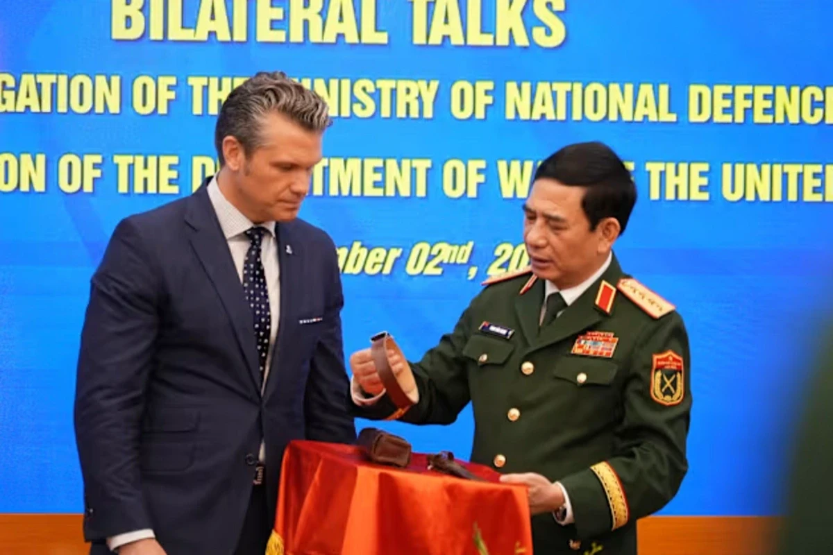 Pentaqon rəhbəri müharibədə oğurlanan artefaktları Vyetnama qaytardı 