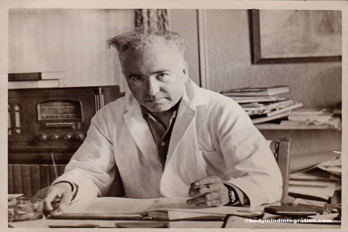 Seansda xəstələrindən soyunmalarını tələb edən psixiatr 