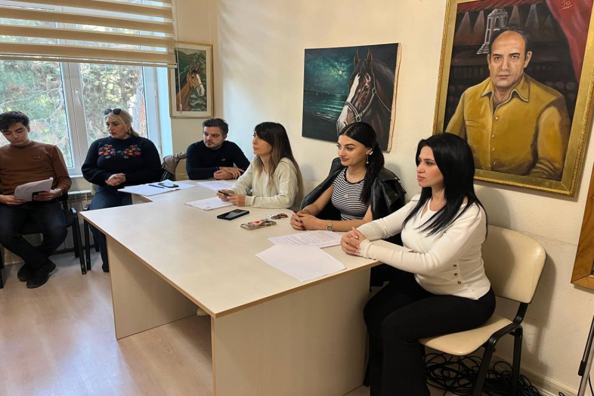 Sumqayıt Teatrında “Gəlinlərin savaşı”  